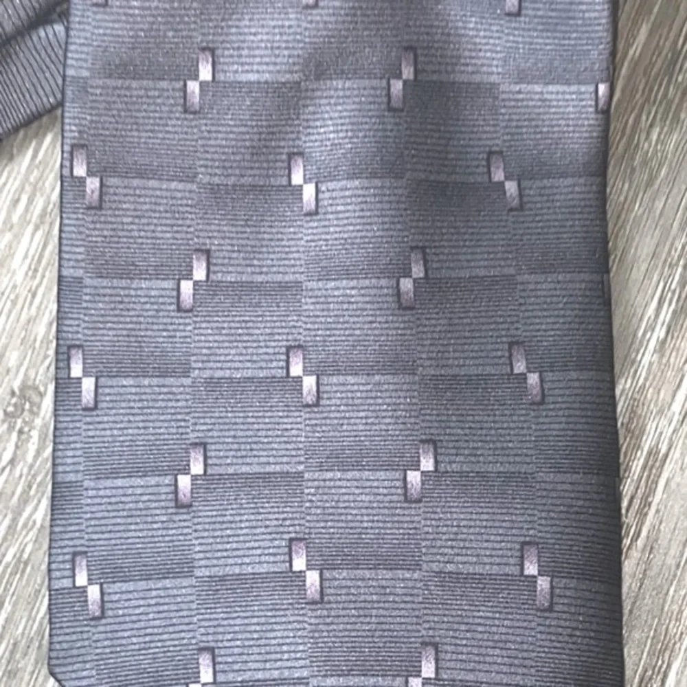 VAN HEUSEN Necktie Men’s Tie Gray With Small Purple Rectangle Detail 100% Silk